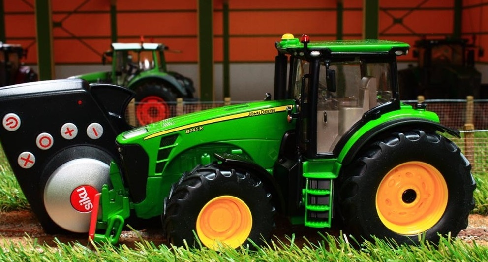 Трактор John Deere 8345R на радиоуправлении, 1:32  